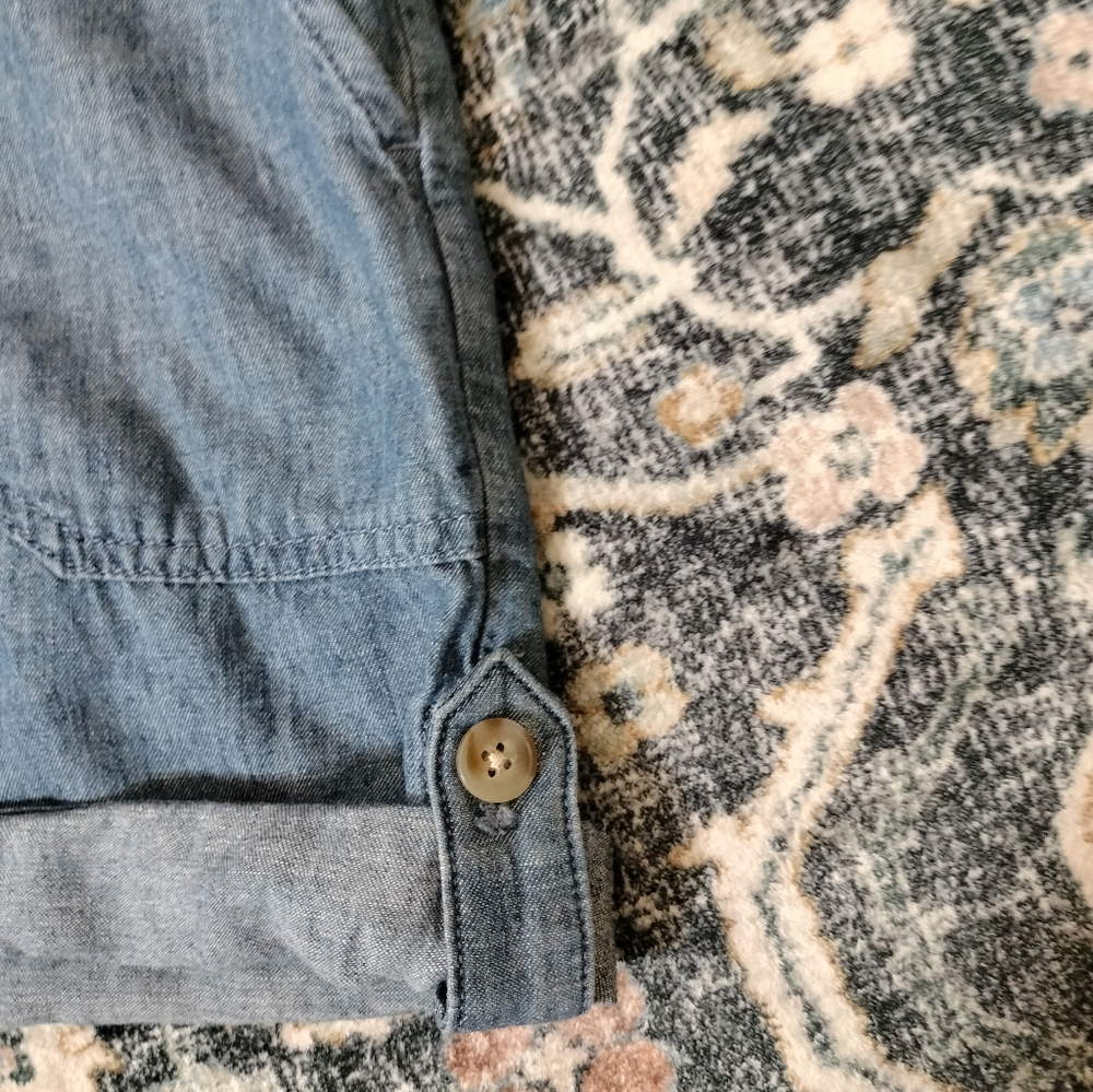 EUC! Talbots Lightweight Denim Women's Shorts w/Tab Cuff Legs. Size 2P - Picture 3 of 6